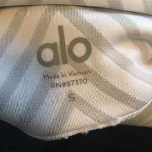 ALO Yoga Pants - Alo grey & white pattern crop leggings sz S 58121 ALO Yoga Pants - Alo grey & white pattern crop leggings sz S 58121